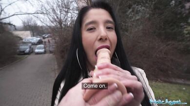 Snaží se dostat dildo hluboko do krku a pak se šuká s obrovským pérem