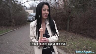 Snaží se dostat dildo hluboko do krku a pak se šuká s obrovským pérem