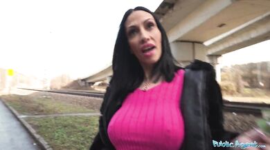 Nadržená italská MILF má orgasmus na veřejnosti po skvělé kouřbě