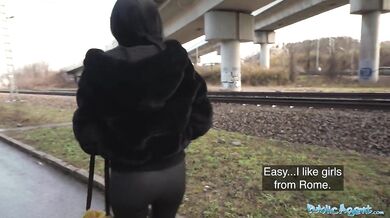 Nadržená italská MILF má orgasmus na veřejnosti po skvělé kouřbě