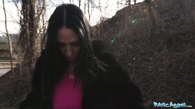 Nadržená italská MILF má orgasmus na veřejnosti po skvělé kouřbě