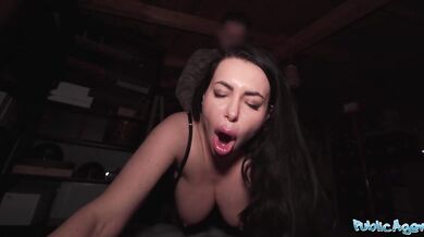 Veřejné POV s vlhkou kuřbou a šukáním zezadu