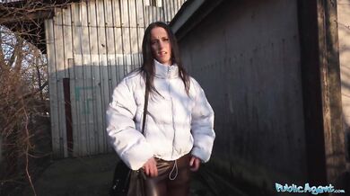 Tvrdé a rychlé šukání ve sklepě se sexy brunetkou