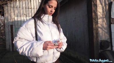 Tvrdé a rychlé šukání ve sklepě se sexy brunetkou