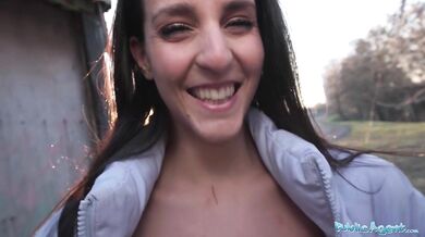 Tvrdé a rychlé šukání ve sklepě se sexy brunetkou
