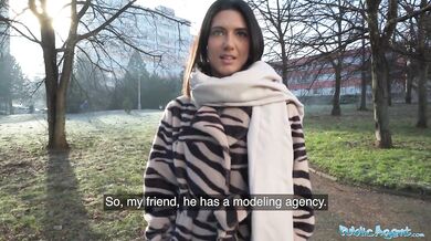 Krásná brunetka, studentka biologie, se udělá na péru cizince