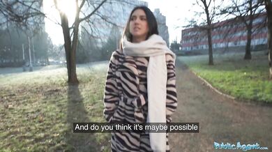 Krásná brunetka, studentka biologie, se udělá na péru cizince