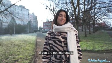 Krásná brunetka, studentka biologie, se udělá na péru cizince