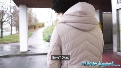 Kouření venku a hardcore sex z pohledu první osoby se sexy brazilskou dívkou