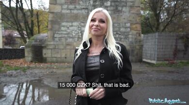 Blond MILF učitelka s úžasnou postavou ošukána ve svém sexy červeném spodním prádle