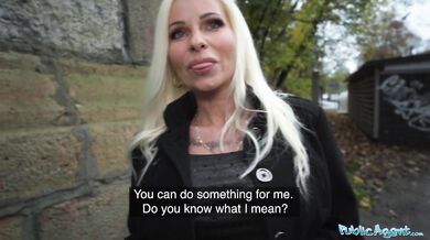 Blond MILF učitelka s úžasnou postavou ošukána ve svém sexy červeném spodním prádle