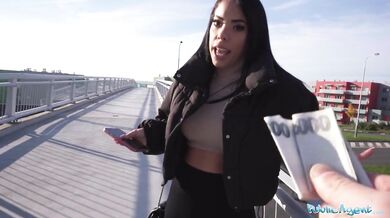 Brunetka s krásným kyprým zadkem šuká velký tlustý penis