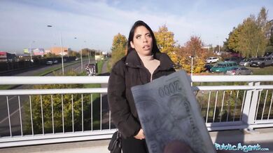 Brunetka s krásným kyprým zadkem šuká velký tlustý penis
