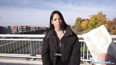 Brunetka s krásným kyprým zadkem šuká velký tlustý penis