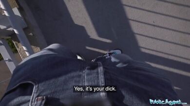 Brunetka s krásným kyprým zadkem šuká velký tlustý penis