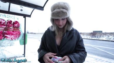 Francouzská teenka podvádí poprvé na veřejnosti veřejně s velkým pérem při hardcore sexu