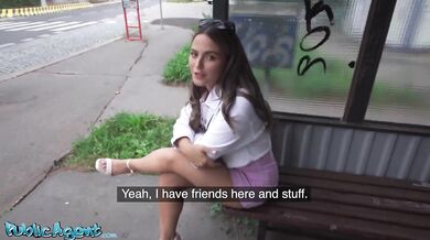 Malá mladá tlustá sexy latina s úžasným zadkem venku ovíjí kundu kolem velkého ptáka
