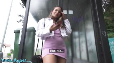 Malá mladá tlustá sexy latina s úžasným zadkem venku ovíjí kundu kolem velkého ptáka