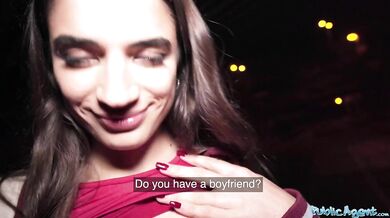 Sexy francouzská modelka je více než šťastná, že ji na veřejnosti ošuká cizinec