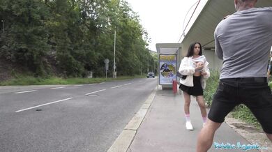 Drobná britská brunetka kouří a šuká poté, co ji málem přejel taxík