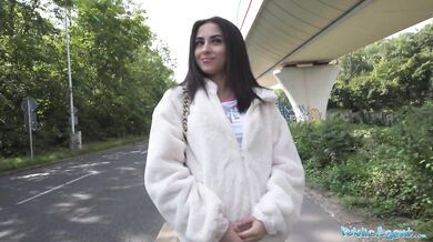 Drobná britská brunetka kouří a šuká poté, co ji málem přejel taxík