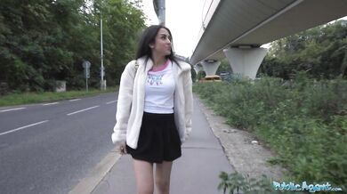 Drobná britská brunetka kouří a šuká poté, co ji málem přejel taxík