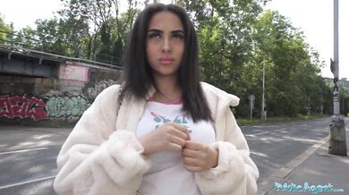 Drobná britská brunetka kouří a šuká poté, co ji málem přejel taxík