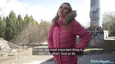 Krásná žena s modelkovou postavou mu vykouří před sexem venku