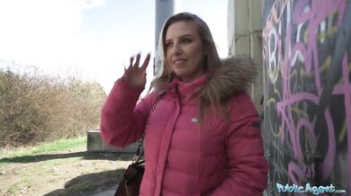 Krásná žena s modelkovou postavou mu vykouří před sexem venku