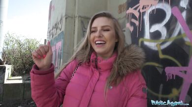 Krásná žena s modelkovou postavou mu vykouří před sexem venku
