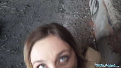 MILF s úžasnými velkými přírodními prsy dostane creampie