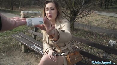 MILF s úžasnými velkými přírodními prsy dostane creampie