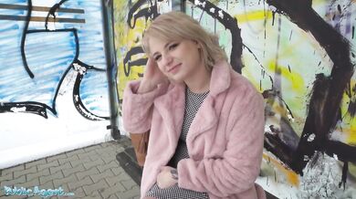 Krátkovlasá blond amatérská teenka s měkkým přírodním tělem, vyzvednutá na autobusové zastávce