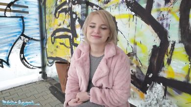 Krátkovlasá blond amatérská teenka s měkkým přírodním tělem, vyzvednutá na autobusové zastávce