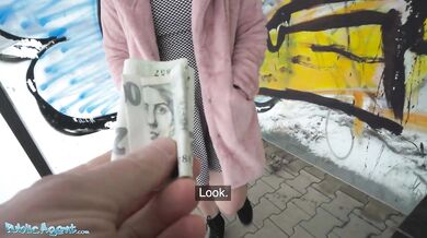 Krátkovlasá blond amatérská teenka s měkkým přírodním tělem, vyzvednutá na autobusové zastávce