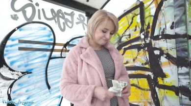 Krátkovlasá blond amatérská teenka s měkkým přírodním tělem, vyzvednutá na autobusové zastávce
