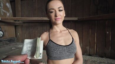 Žhavá fitness dívka v těsných jógových kalhotách ukazuje svůj velký zadek za peníze a šuká velkého ptáka