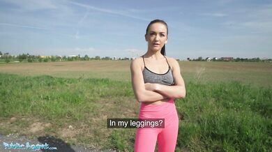 Žhavá fitness dívka v těsných jógových kalhotách ukazuje svůj velký zadek za peníze a šuká velkého ptáka