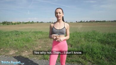 Žhavá fitness dívka v těsných jógových kalhotách ukazuje svůj velký zadek za peníze a šuká velkého ptáka