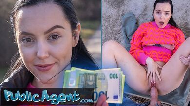 Mladá španělská brunetka s pevnými prsy svedená na veřejnosti