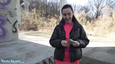 Mladá španělská brunetka s pevnými prsy svedená na veřejnosti