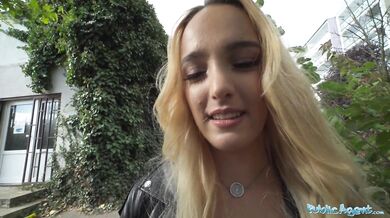 Anna Khara v krátkých šatech je ohnutá a šukána pořádně zezadu