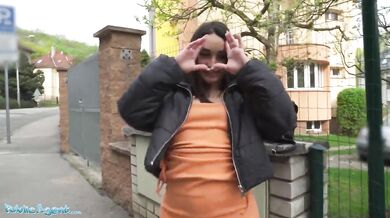 Španělská dívka v těsných šatech ošukaná venku
