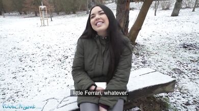 Španělská brunetka ukazuje velká přírodní prsa ve sněhu