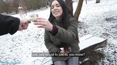 Španělská brunetka ukazuje velká přírodní prsa ve sněhu