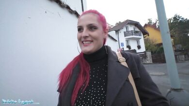Potetovanými kráska v křivkách a obrovskými prsy ošukány ve sklepě