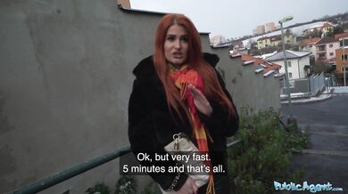 Žhavá zrzka s fantastickým kulatým zadkem ošukána cizincem