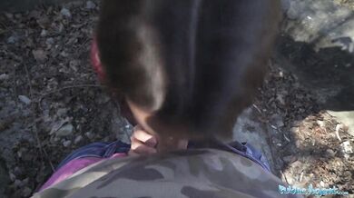 Krásná brunetka s úžasnou postavou je prcaná venku