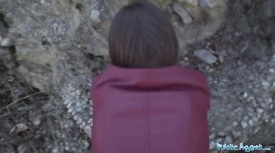 Krásná brunetka s úžasnou postavou je prcaná venku
