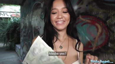 Asia Vargas je perfektně tvarovaná modelka s přirozeným vzhledem, kterou je radost šukat